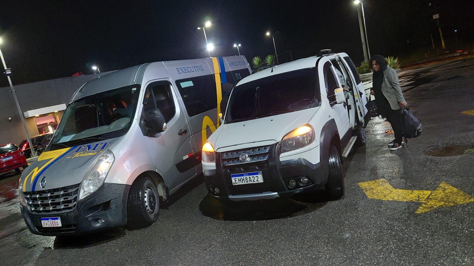 Frota da TMT Turismo em transferência noturna