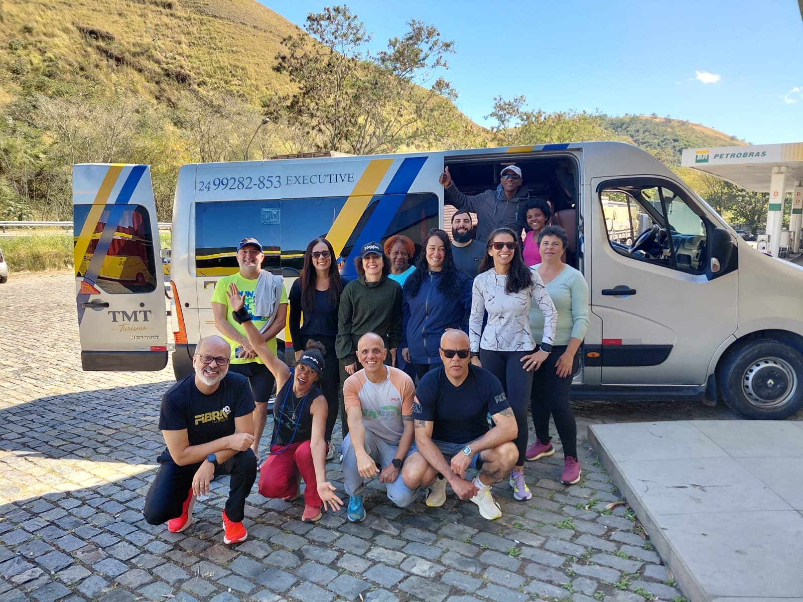 Grupo de viajantes da TMT Turismo em passeio na serra