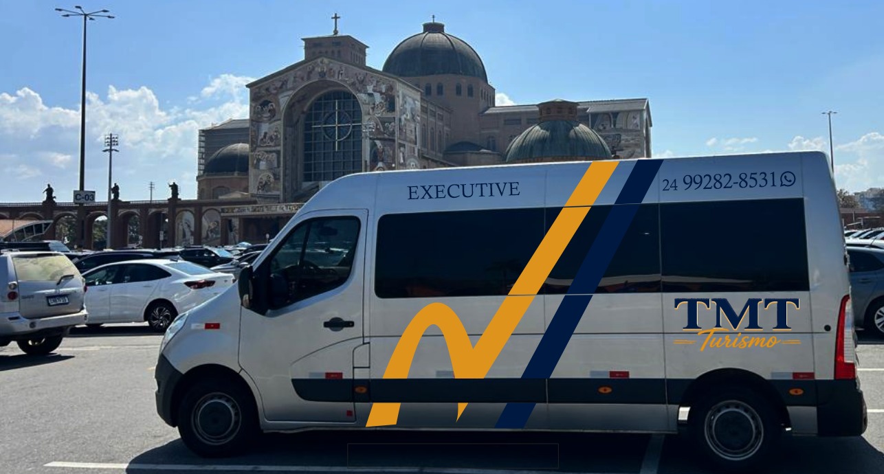 Van executiva da TMT Turismo estacionada em frente à Basílica de Aparecida
